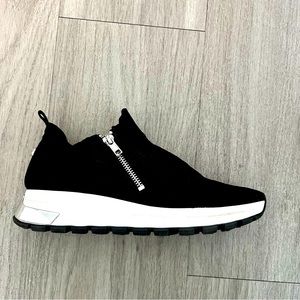 Black Steve Madden zippered sneaker (6)
